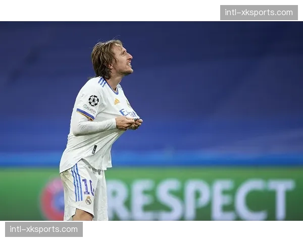 特写：39岁的莫德里奇替补登场策动绝杀，赛后向皇马球迷鼓掌致意